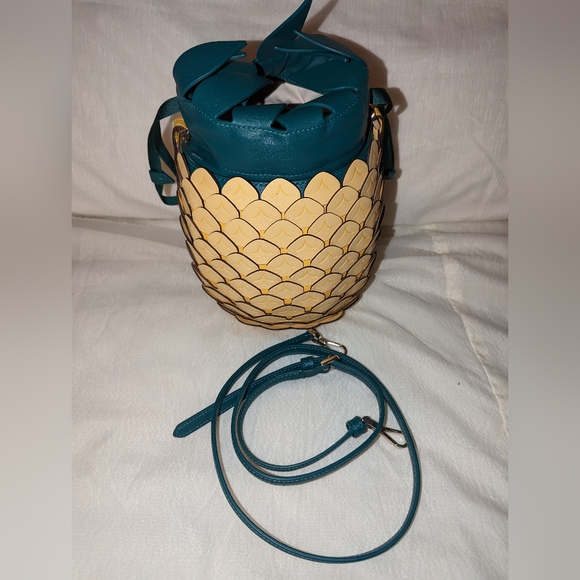 Kate Spade Pineapple Crossbody Drawstring Bucket Bag Colada Yellow Green EUC - Picture 2 of 10